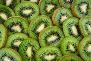 sliced kiwis