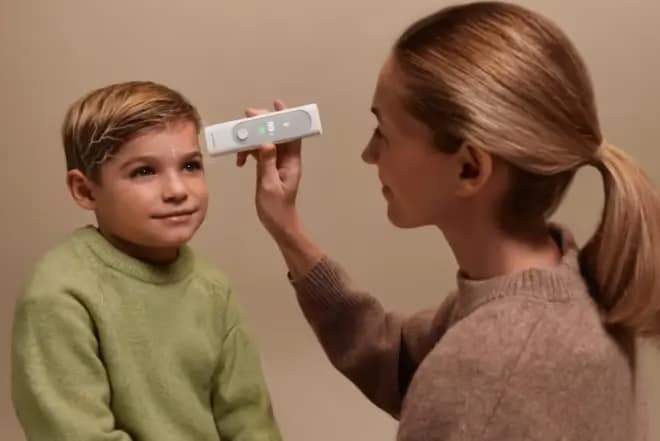 A-woman-using-BeamO-monitor-on-a-child-